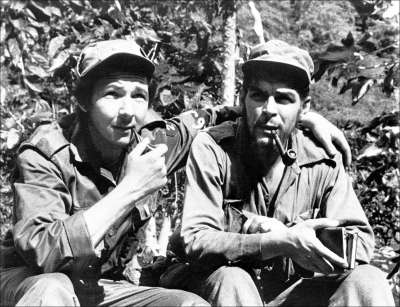 REVOLUÇÃO CUBANA (1953 - 1959): Começou com um movimento armado contra o ditador Fulgêncio Batista no qual lutaram Fidel Castro e Che Guevara (foto). A derrubada do presidente foi seguida da implementação do governo socialista.