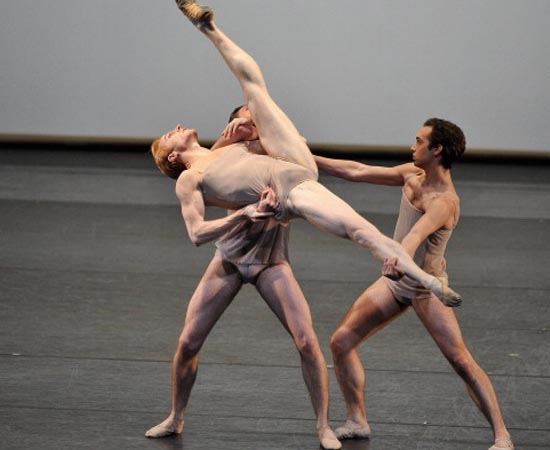 DANÇA - É a sequência de movimentos corporais, executados de maneira rítmica e ao som de música, com a finalidade de narrar uma história ou expressar uma ideia ou emoção.