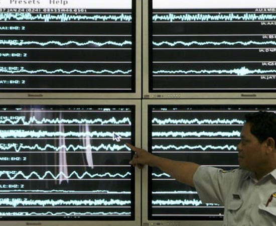 GEOFÍSICA - É a ciência que estuda a estrutura, a composição, as propriedades físicas e os processos dinâmicos da Terra. O geofísico investiga os fenômenos elétricos, térmicos, magnéticos, gravitacionais e sísmicos do planeta.