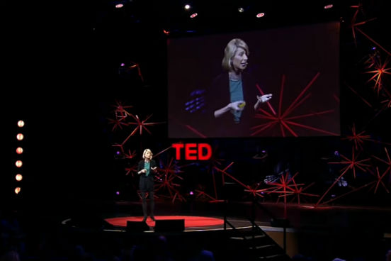 A psicóloga social Amy Cuddy explica em detalhes toda a evidência científica que existe por trás da linguagem corporal. Sua pesquisa mostra que as maneiras como você senta, fica em pé e mantém a sua postura não afeta apenas a maneira como os outros o veem, mas que isso também muda a química do seu corpo. (Imagem: Reprodução/Youtube) A psicóloga social Amy Cuddy explica em detalhes toda a evidência científica que existe por trás da linguagem corporal. Sua pesquisa mostra que as maneiras como você senta, fica em pé e mantém a sua postura não afeta apenas a maneira como os outros o veem, mas que isso também muda a química do seu corpo. (Imagem: Reprodução/Youtube)