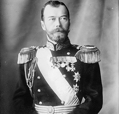 Em 1917, a Rússia destronou o Czar Nicolau II, que ocupava o trono russo há mais de 20 anos. O imperador e toda sua família  foram executados cerca de um ano mais tarde, enquanto estavam encarcerados.