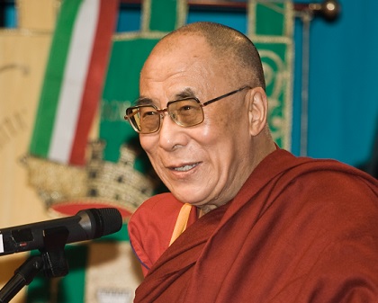Os tibetanos, acuados pelo governo chinês, se rebelaram. O levante, em 1959, terminou com a morte de 87 mil tibetanos e milhares de exilados. O Governo em Exílio do Tibete foi estabelecido no norte da Índia. O Dalai Lama, líder religioso e político dos tibetanos, é um dos exilados. Em 1989 ele recebeu o Prêmio Nobel da Paz. (Foto: Wikimedia Commons)