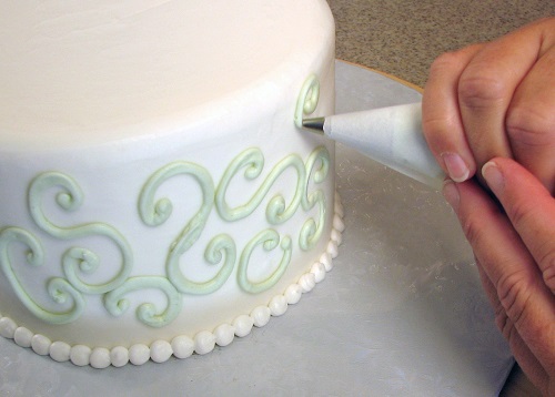 Tem quem comece decorando os bolos das festas de aniversário dos filhos, seja para economizar uma grana ou para se distrair mesmo. Os mais talentosos podem mudar de profissão: que tal ser um decorador de bolos?  (Fotos: Wikimedia Commons)