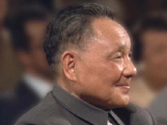 Dèng Xiǎopíng, que havia sido expulso do país durante a Revolução Cultural, foi autorizado por Mao a retornar. Após a morte do primeiro líder da República Popular da China, em 1976, Xiǎopíng assumiu o poder. Foi com ele que a China começou a dar passos para a abertura econômica. (Foto: Wikimedia Commons)