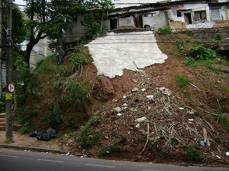 A erosão e os deslizamentos de encostas também são desafios enfrentados pelas grandes cidades. Ocorrem quando há ocupação irregular de encostas, fato que pode causar desastres, principalmente durante o período de chuvas. (Foto: Wikimedia Commons)