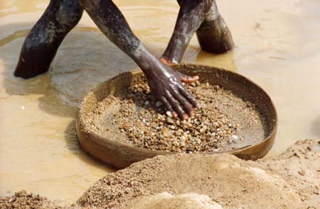 A África tem grandes reservas minerais. Mesmo assim, alguns países enfrentam obstáculos para gerar riquezas. Como são exportadores apenas de gêneros alimentícios e minerais, as nações africanas são mais afetadas pela variação internacional dos preços. (Foto: Wikimedia Commons)