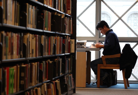Não deixe o conteúdo acumular. Estudar a aula que teve no dia ajuda a fixar melhor o conteúdo. (Foto: Getty Images)