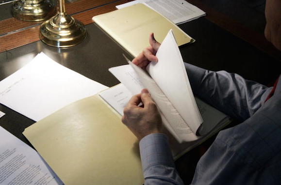 Ler em condições precárias de iluminação pode causar danos à visão. Se for estudar no computador, não fique de costas da janela, pois o a luz atrapalha o brilho da tela. (Foto: Getty Images) Ler em condições precárias de iluminação pode causar danos à visão. Se for estudar no computador, não fique de costas da janela, pois o a luz atrapalha o brilho da tela. (Foto: Getty Images)