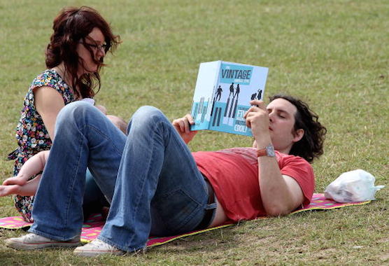 Ler deitado pode te dar sono, além de forçar as musculaturas do pescoço (se estiver de barriga para baixo) ou dos ombros (se estiver de barriga pra cima). o ideal é utilizar um suporte para livros disponível em qualquer livraria. (Foto: Getty Images) Ler deitado pode te dar sono, além de forçar as musculaturas do pescoço (se estiver de barriga para baixo) ou dos ombros (se estiver de barriga pra cima). o ideal é utilizar um suporte para livros disponível em qualquer livraria. (Foto: Getty Images)