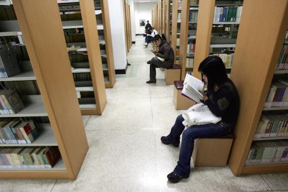 O ato de estudar é solitário, por isso, prefira um lugar tranquilo e onde você não será muito interrompido, como uma biblioteca ou sala de estudos. (Foto: Getty Images) O ato de estudar é solitário, por isso, prefira um lugar tranquilo e onde você não será muito interrompido, como uma biblioteca ou sala de estudos. (Foto: Getty Images)