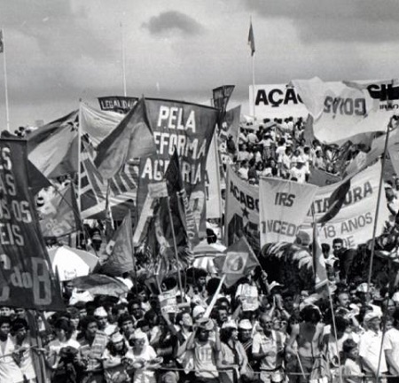 Entre 1983 e 1984 o Brasil viu um dos maiores movimentos civis da história: as Diretas já, que pediam a volta das eleições diretas presidenciais. Apesar do desejo de milhões, a ditadura só acabou mesmo pela eleição indireta de Tancredo Neves.  Foto: Wikimedia Commons