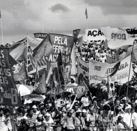 Entre 1983 e 1984 o Brasil viu um dos maiores movimentos civis da história: as Diretas já, que pediam a volta das eleições diretas presidenciais. Apesar do desejo de milhões, a ditadura só acabou mesmo pela eleição indireta de Tancredo Neves.  Foto: Wikimedia Commons Entre 1983 e 1984 o Brasil viu um dos maiores movimentos civis da história: as Diretas já, que pediam a volta das eleições diretas presidenciais. Apesar do desejo de milhões, a ditadura só acabou mesmo pela eleição indireta de Tancredo Neves.  Foto: Wikimedia Commons