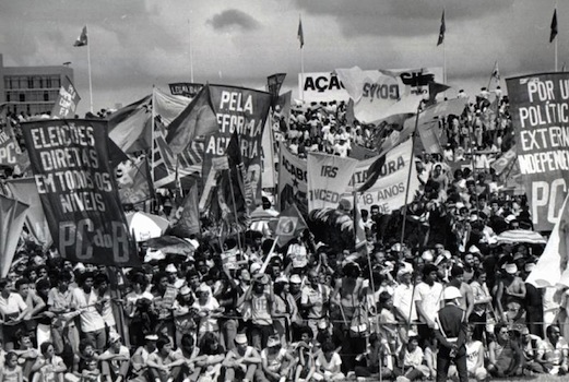 DIRETAS JÁ (1983 - 1984): No fim da Ditadura Militar no Brasil, milhares de civis foram às ruas protestar por eleições diretas para presidente. A reivindicação não foi atendida de imediato, mas no ano seguinte os adeptos do movimento conseguiram uma vitória com a eleição de Tancredo Neves para presidente.