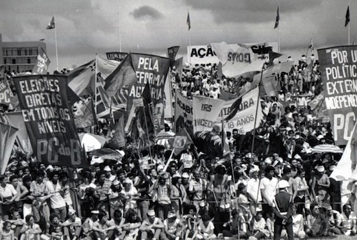 DIRETAS JÁ (1983 - 1984): No fim da Ditadura Militar no Brasil, milhares de civis foram às ruas protestar por eleições diretas para presidente. A reivindicação não foi atendida de imediato, mas no ano seguinte os adeptos do movimento conseguiram uma vitória com a eleição de Tancredo Neves para presidente. DIRETAS JÁ (1983 - 1984): No fim da Ditadura Militar no Brasil, milhares de civis foram às ruas protestar por eleições diretas para presidente. A reivindicação não foi atendida de imediato, mas no ano seguinte os adeptos do movimento conseguiram uma vitória com a eleição de Tancredo Neves para presidente.