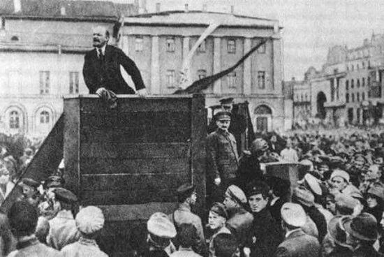 Lenin foi preso e exilado várias vezes antes da revolução de 1917. Na maioria delas, fugiu para a Europa. Foi numa dessas ocasiões que o revolucionário ganhou o apelido que o marcaria para sempre, durante um do períodos que ele passou na Sibéria, na região do rio Leno.