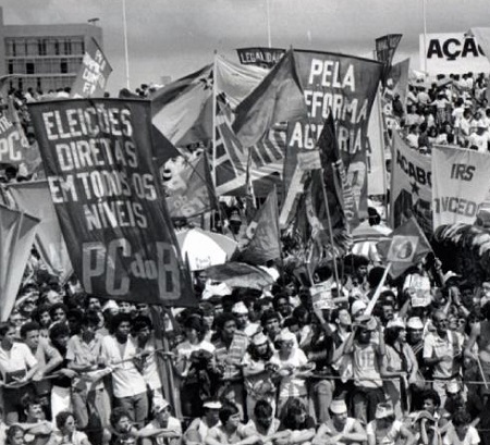 Um slogan triste. Em 1970, o Brasil conheceu o Ame-o ou deixe-o. Em tom de ameaça, o governo chamava quem estava contente para o seu lado, mas deixava claro qual deveria ser o caminho da oposição. (Foto: Wikimedia Commons)