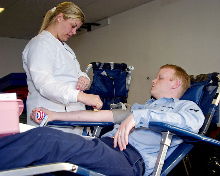 Projeto prevê isenção de taxa de vestibular e de concurso público para doadores de sangue