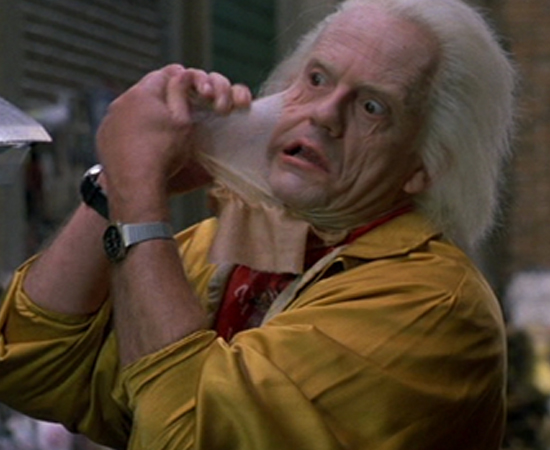 Doc Emmett Brown é muito mais do que um físico; é um cientista completo. Na saga DE VOLTA PARA O FUTURO, ele é o responsável pela invenção do capacitor de fluxo, um dispositivo que faz um carro se transformar em uma verdadeira máquina do tempo. Doc Emmett Brown é muito mais do que um físico; é um cientista completo. Na saga DE VOLTA PARA O FUTURO, ele é o responsável pela invenção do capacitor de fluxo, um dispositivo que faz um carro se transformar em uma verdadeira máquina do tempo.