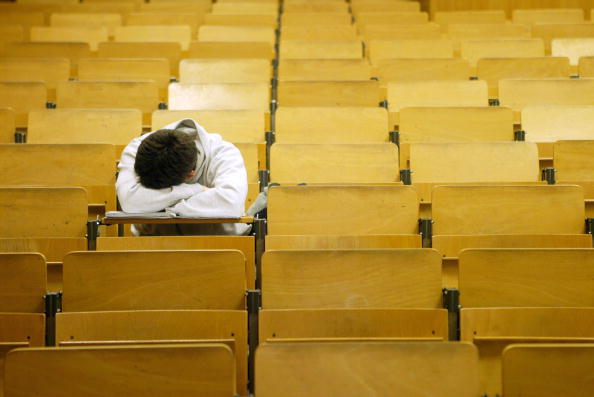 Deixar de dormir para passar mais horas estudando prejudica o desempenho do aluno, diz estudo