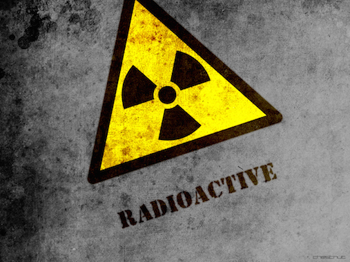 O urânio (U), o polônio (Po), o rádio (Ra) e o césio  (Cs) são os principais elementos radioativos da tabela. Isso significa que eles possuem um núcleo instável, e para estabilizá-lo, eles acabam liberando uma forma de energia conhecida como radioatividade. Esse fenômeno ocorre com elementos químicos mais pesados, ou seja, com um número atômico alto. (Foto: Creative Commons)