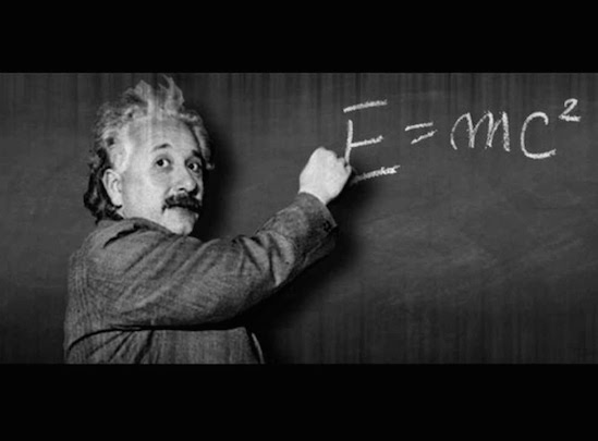 Já falamos dela aqui, mas a famosa equação de Einstein revolucionou o campo da física. A fórmula diz respeito à equivalência entre massa e energia. Isso significa que uma pode se transformar na outra e vice-versa. (Foto: Wikimedia Commons)