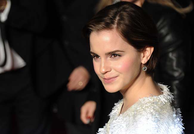 A atriz Emma Watson se formou em literatura inglesa na<span> </span>Universidade de Brown<span>, nos Estados Unidos, e já declarou que ama estudar e não pretende abandonar a vida acadêmica.</span>