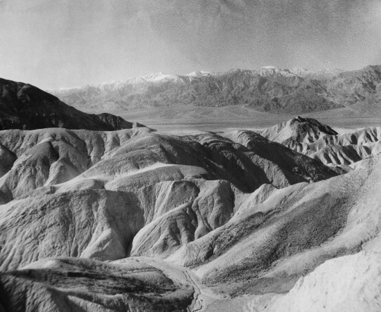 ARQUEOZOICA - A era geológica Arqueozoica é caracterizada pela formação da crosta terrestre, em que surgiram os escudos cristalinos e as rochas magmáticas, nos quais encontramos as mais antigas formações de relevo. Esse período teve início a, aproximadamente, 4 bilhões de anos atrás. ARQUEOZOICA - A era geológica Arqueozoica é caracterizada pela formação da crosta terrestre, em que surgiram os escudos cristalinos e as rochas magmáticas, nos quais encontramos as mais antigas formações de relevo. Esse período teve início a, aproximadamente, 4 bilhões de anos atrás.