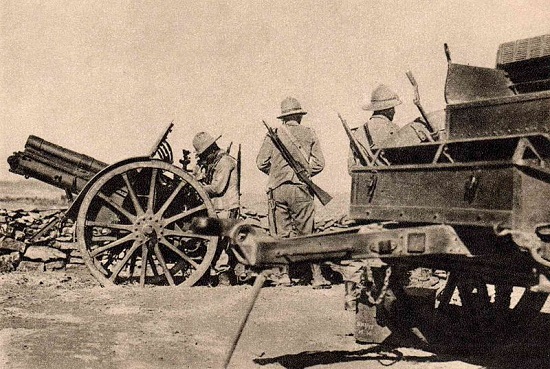 Em 1935, Mussolini promoveu a primeira aventura militar do Exército italiano. O alvo foi a Etiópia. Para lá foram enviados 400 mil soldados italianos, apoiados por tanques e aviões. Contra eles, tribos com rifles obsoletos, mas os italianos só venceram quando fizeram uso de armas químicas.