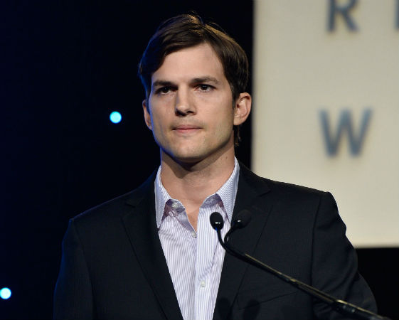 Motivado pelo desejo de encontrar uma cura para a doença de coração de seu irmão, Ashton Kutcher chegou a estudar engenharia bioquímica na Universidade de Iowa. Mas ele foi convidado por um olheiro para participar de um concurso de modelos, ganhou e o resto você pode imaginar Motivado pelo desejo de encontrar uma cura para a doença de coração de seu irmão, Ashton Kutcher chegou a estudar engenharia bioquímica na Universidade de Iowa. Mas ele foi convidado por um olheiro para participar de um concurso de modelos, ganhou e o resto você pode imaginar