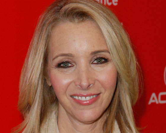 Bem diferente da personagem aérea que interpretava em Friends, Lisa Kudrow é formada em psicobiologia e chegou a trabalhar por anos em pesquisas ao lado de seu pai cientista Bem diferente da personagem aérea que interpretava em Friends, Lisa Kudrow é formada em psicobiologia e chegou a trabalhar por anos em pesquisas ao lado de seu pai cientista