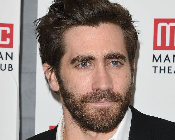 Jake Gyllenhaal estudou religiões orientais e filosofia na Universidade Columbia, mas abandonou os estudos dois anos depois para poder se concentrar na atuação Jake Gyllenhaal estudou religiões orientais e filosofia na Universidade Columbia, mas abandonou os estudos dois anos depois para poder se concentrar na atuação