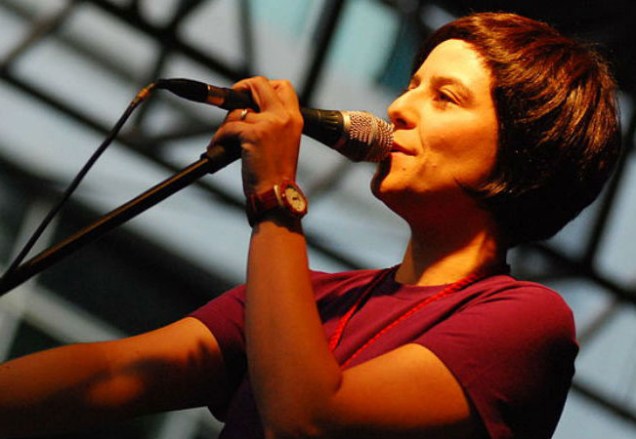 A cantora Fernanda Takai se formou em Rádio e TV pela Universidade Federal de Minas Gerais (UFMG)