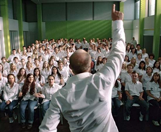 A ONDA (2008) - Dirigido por Dennis Gansel. Conta a história de um professor na Alemanha que simula um regime autoritário em sala de aula, para convencer seus alunos de que eles ainda não estão livres da ameaça do nazismo. A ONDA (2008) - Dirigido por Dennis Gansel. Conta a história de um professor na Alemanha que simula um regime autoritário em sala de aula, para convencer seus alunos de que eles ainda não estão livres da ameaça do nazismo.