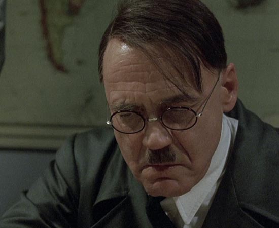 A Queda - As Últimas Horas de Hitler (2004) - Traudl Junge trabalhava como secretária de Adolf Hitler durante a 2ª Guerra Mundial. Ela narra os últimos dias do líder alemão, que estava confinado em um quarto de segurança máxima.