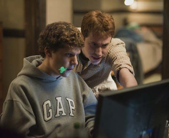 A REDE SOCIAL (2010) - Conta a história de Mark Zuckerberg, estudante de Harvard que cria o Facebook, a rede social mais famosa do planeta. De personalidade difícil, o filme mostra algumas das ações controversas que levaram Mark a se tornar um jovem milionário. A REDE SOCIAL (2010) - Conta a história de Mark Zuckerberg, estudante de Harvard que cria o Facebook, a rede social mais famosa do planeta. De personalidade difícil, o filme mostra algumas das ações controversas que levaram Mark a se tornar um jovem milionário.