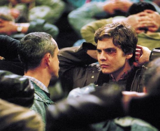 Adeus, Lênin! (2002) - Em 1989, pouco antes da queda do muro de Berlim, a Sra. Kerner passa mal, entra em coma e fica desacordada durante os dias que marcaram o triunfo do regime capitalista. Quando ela desperta, em meados de 1990, sua cidade, Berlim Oriental, está sensivelmente modificada. Seu filho Alexander, temendo que a excitação causada pelas drásticas mudanças possa lhe prejudicar a saúde, decide esconder-lhe os acontecimentos. Enquanto a Sra. Kerner permanece acamada, Alex não tem muitos problemas, mas quando ela deseja assistir à televisão ele precisa contar com a ajuda de um amigo diretor de vídeos. Adeus, Lênin! (2002) - Em 1989, pouco antes da queda do muro de Berlim, a Sra. Kerner passa mal, entra em coma e fica desacordada durante os dias que marcaram o triunfo do regime capitalista. Quando ela desperta, em meados de 1990, sua cidade, Berlim Oriental, está sensivelmente modificada. Seu filho Alexander, temendo que a excitação causada pelas drásticas mudanças possa lhe prejudicar a saúde, decide esconder-lhe os acontecimentos. Enquanto a Sra. Kerner permanece acamada, Alex não tem muitos problemas, mas quando ela deseja assistir à televisão ele precisa contar com a ajuda de um amigo diretor de vídeos.