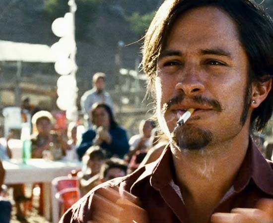BABEL (2006) - Dirigido por Alejandro Iñarritu. A história se passa na África, América e Ásia e mostra a interdependência entre acontecimentos em diferentes continentes. BABEL (2006) - Dirigido por Alejandro Iñarritu. A história se passa na África, América e Ásia e mostra a interdependência entre acontecimentos em diferentes continentes.
