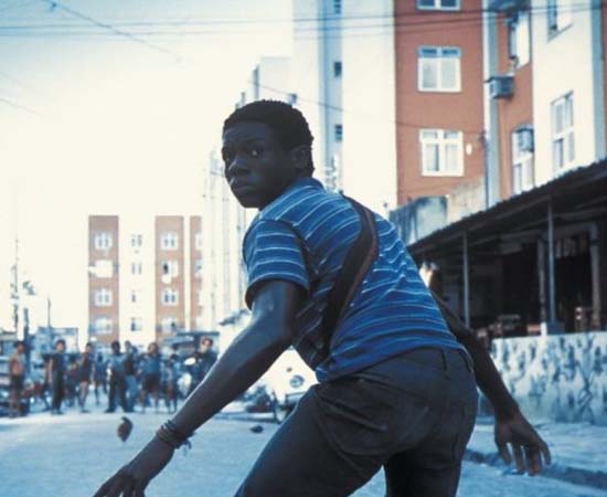 CIDADE DE DEUS (2002) - Filme dirigido por Fernando Meirelles. Retrata a transformação da comunidade Cidade de Deus, no Rio de Janeiro, em uma perigosa favela dominada pelo tráfico.