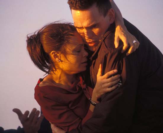 CRASH - NO LIMITE (2004) - Dirigido por Paul Haggis. Fala sobre conflitos entre pessoas de diversas etnias nos EUA, explorando a questão do ódio e da intolerância. CRASH - NO LIMITE (2004) - Dirigido por Paul Haggis. Fala sobre conflitos entre pessoas de diversas etnias nos EUA, explorando a questão do ódio e da intolerância.