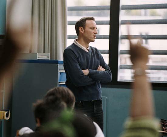 ENTRE OS MUROS DA ESCOLA (2008) - Dirigido por Laurent Cantet. É uma ficção feita com personagens e situações reais, em uma escola francesa, e aborda as dificuldades de relacionamento e convivência entre jovens imigrantes e jovens franceses.