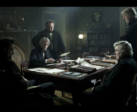 Além disso, a luta do presidente para a aprovação da emenda ajuda a entender o funcionamento do congresso americano e, mais do que isso, o pensamento escravocrata da época. É lógico para nós por que a escravidão é algo abominável, mas não era assim na época e muitos dos membros do governo americano que votaram contra apresentaram argumentos para isso. Além disso, a luta do presidente para a aprovação da emenda ajuda a entender o funcionamento do congresso americano e, mais do que isso, o pensamento escravocrata da época. É lógico para nós por que a escravidão é algo abominável, mas não era assim na época e muitos dos membros do governo americano que votaram contra apresentaram argumentos para isso.