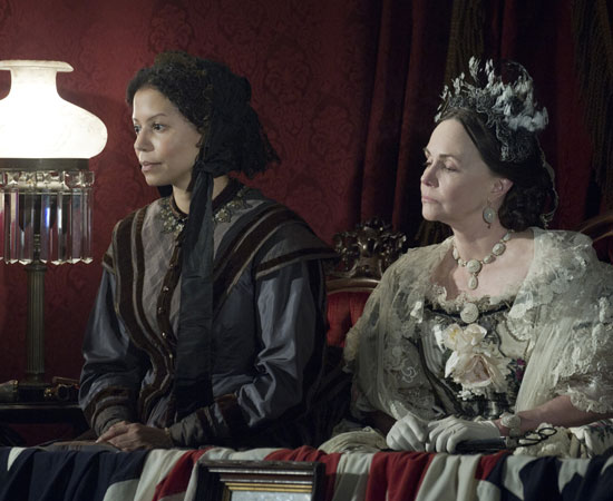 Por fim, assistir ao filme vai ajudar você a refletir sobre as consequências da escravidão - e do seu fim - na formação da sociedade americana. E também da brasileira, que só viu a libertação dos escravos em 1888. Por fim, assistir ao filme vai ajudar você a refletir sobre as consequências da escravidão - e do seu fim - na formação da sociedade americana. E também da brasileira, que só viu a libertação dos escravos em 1888.