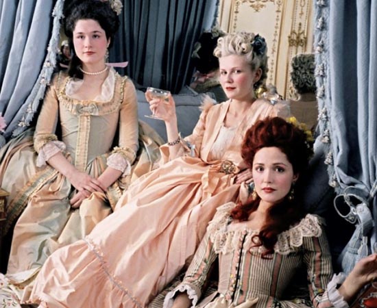 Maria Antonieta (2007) - A princesa austríaca Maria Antonieta é enviada ainda adolescente à França para se casar com o príncipe Luis 16, como parte de um acordo entre os países. Na corte de Versalles ela é envolvida em rígidas regras de etiqueta, ferrenhas disputas familiares e fofocas insuportáveis, mundo em que nunca se sentiu confortável. Praticamente exilada, decide criar um universo à parte dentro daquela corte, no qual pode se divertir e aproveitar sua juventude. Só que, fora das paredes do palácio, a revolução não pode mais esperar para explodir. Maria Antonieta (2007) - A princesa austríaca Maria Antonieta é enviada ainda adolescente à França para se casar com o príncipe Luis 16, como parte de um acordo entre os países. Na corte de Versalles ela é envolvida em rígidas regras de etiqueta, ferrenhas disputas familiares e fofocas insuportáveis, mundo em que nunca se sentiu confortável. Praticamente exilada, decide criar um universo à parte dentro daquela corte, no qual pode se divertir e aproveitar sua juventude. Só que, fora das paredes do palácio, a revolução não pode mais esperar para explodir.