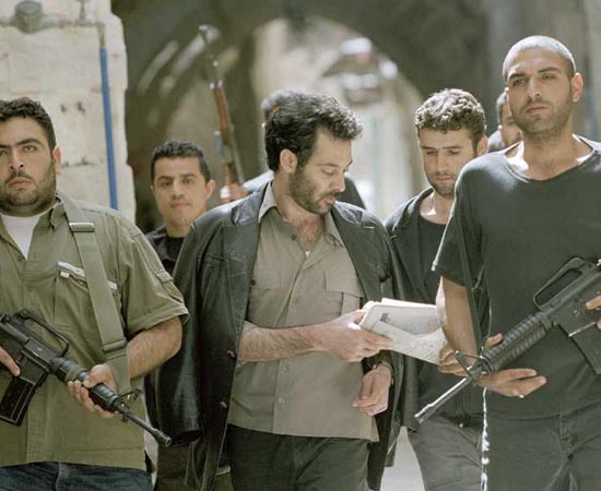 Paradise Now (2005) - Amigos de infância, os palestinos Khaled e Said são recrutados para realizar um atentado suicida em Tel Aviv. Depois de passar com suas famílias o que teoricamente seria a última noite de suas vidas, sem poder revelar a sua missão, eles são levados à fronteira. A operação não ocorre como o planejado e eles acabam se separando. Distantes um do outro, com bombas escondidas em seus corpos, Khaled e Said devem enfrentar seus destinos e defender suas convicções. Paradise Now (2005) - Amigos de infância, os palestinos Khaled e Said são recrutados para realizar um atentado suicida em Tel Aviv. Depois de passar com suas famílias o que teoricamente seria a última noite de suas vidas, sem poder revelar a sua missão, eles são levados à fronteira. A operação não ocorre como o planejado e eles acabam se separando. Distantes um do outro, com bombas escondidas em seus corpos, Khaled e Said devem enfrentar seus destinos e defender suas convicções.