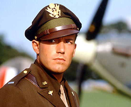 Pearl Harbor (2001) - Pouco antes do bombardeio japonês em Pearl Harbor, dois amigos que são como irmãos um para o outro se envolvem de maneira distinta nos eventos que fazem com que os Estados Unidos entrem na 2ª Guerra Mundial. Enquanto que Rafe se apaixona pela enfermeira Evelyn e decide se alistar na força americana que lutará na 2ª Guerra Mundial, em Londres, Danny torna-se piloto da Força Aérea dos Estados Unidos e permanece no país. Após a notícia de que Rafe morrera em um dos combates que travava contra os alemães, Danny e Evelyn se aproximam e terminam se apaixonando. Pearl Harbor (2001) - Pouco antes do bombardeio japonês em Pearl Harbor, dois amigos que são como irmãos um para o outro se envolvem de maneira distinta nos eventos que fazem com que os Estados Unidos entrem na 2ª Guerra Mundial. Enquanto que Rafe se apaixona pela enfermeira Evelyn e decide se alistar na força americana que lutará na 2ª Guerra Mundial, em Londres, Danny torna-se piloto da Força Aérea dos Estados Unidos e permanece no país. Após a notícia de que Rafe morrera em um dos combates que travava contra os alemães, Danny e Evelyn se aproximam e terminam se apaixonando.