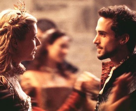 Shakeaspeare Apaixonado (1998) - O astro do teatro londrino, William Shakespeare, sofre de bloqueio criativo e não consegue escrever sua peça. Um dia, ele conhece Viola De Lesseps, uma jovem que sonha em atuar, algo proibitivo no final do século 16. Para burlar o preconceito e ter sua chance, Viola se disfarça de homem e começa a ensaiar o texto de Will, que começou a fluir e passou a dar vazão ao amor entre os dois. O que eles não contavam era com o casamento arranjado pela família entre Viola e Lorde Wessex. Shakeaspeare Apaixonado (1998) - O astro do teatro londrino, William Shakespeare, sofre de bloqueio criativo e não consegue escrever sua peça. Um dia, ele conhece Viola De Lesseps, uma jovem que sonha em atuar, algo proibitivo no final do século 16. Para burlar o preconceito e ter sua chance, Viola se disfarça de homem e começa a ensaiar o texto de Will, que começou a fluir e passou a dar vazão ao amor entre os dois. O que eles não contavam era com o casamento arranjado pela família entre Viola e Lorde Wessex.