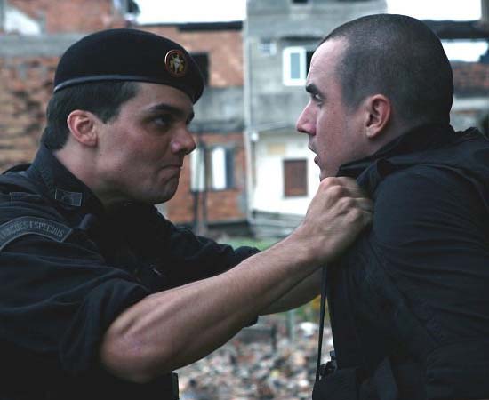 TROPA DE ELITE (2007) - Dirigido por José Padilha. É um dos filmes mais vistos do cinema brasileiro, que narra a história de Capitão Nascimento e do Batalhão de Operações Policiais Especiais (Bope), no Rio de Janeiro. TROPA DE ELITE (2007) - Dirigido por José Padilha. É um dos filmes mais vistos do cinema brasileiro, que narra a história de Capitão Nascimento e do Batalhão de Operações Policiais Especiais (Bope), no Rio de Janeiro.