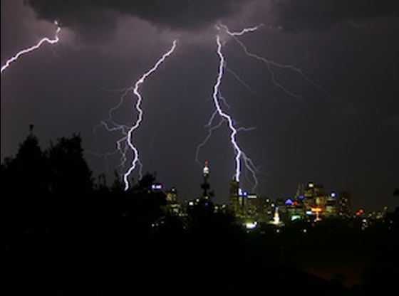 Estude as superfícies equipotenciais e o poder das pontas. Estude as superfícies equipotenciais e o poder das pontas.