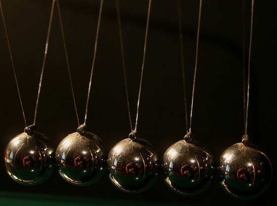 Estude o conceito de inércia e a noção de sistemas de referência inerciais e não inerciais. Estude o conceito de inércia e a noção de sistemas de referência inerciais e não inerciais.