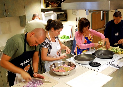 Quem se dá bem na cozinha também pode pensar em fazer isso profissionalmente. Há diversos cursos de formação de chefs e cozinheiros. (Foto: Wikimedia Commons)